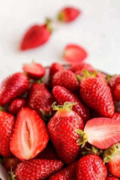 Frische Erdbeeren Auf Weißem Hintergrund Nahaufnahme — Stockfoto