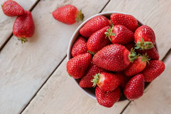 Bowl Fresh Strawberries White Wooden Table — Stock Photo, Image