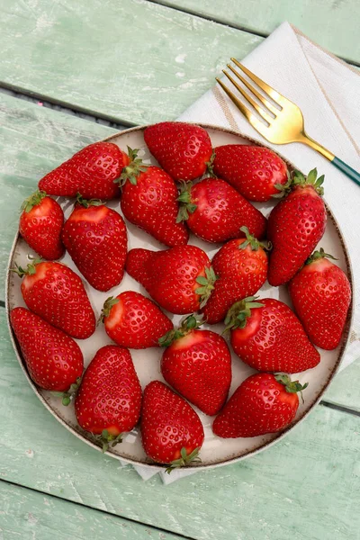 Teller Mit Frischen Erdbeeren Auf Grünem Holzhintergrund — Stockfoto