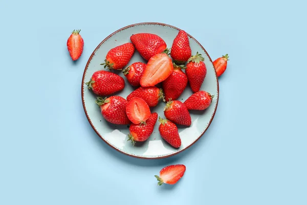 Teller Mit Frischen Erdbeeren Auf Blauem Hintergrund — Stockfoto