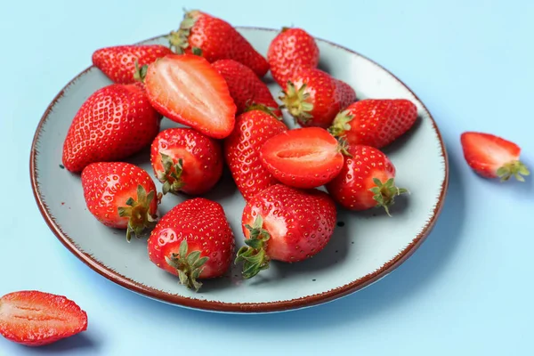 Teller Mit Frischen Erdbeeren Auf Blauem Hintergrund — Stockfoto