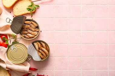 Pembe fayanslı maydanozlu tütsülenmiş sprat.