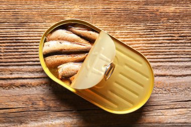 Ahşap arka planda tütsülenmiş balık konservesi