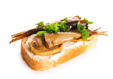 Beyaz arka planda tütsülenmiş lahanalı lezzetli sandviç.