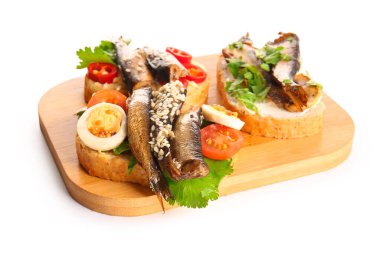 Beyaz arka planda tütsülenmiş lahanalı lezzetli sandviçlerden oluşan ahşap tahta bir tahta tahta.