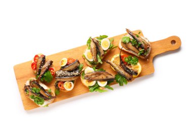 Beyaz arka planda tütsülenmiş lahanalı lezzetli sandviçlerden oluşan ahşap tahta bir tahta tahta.