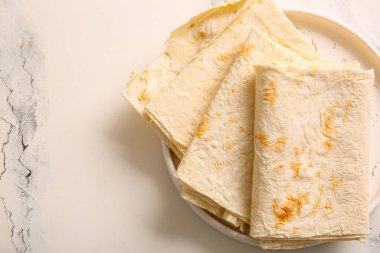 Beyaz mermer zemin üzerinde taze lavaş tabakası