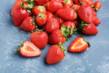 mavi zemin üzerine taze çilek