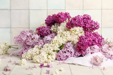 Beyaz fayansın yanında güzel kokulu leylak çiçekleri