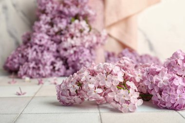 Beyaz fayansta güzel kokulu leylak çiçekleri