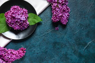 Koyu mavi grunge arka planda güzel kokulu leylak çiçekleri.