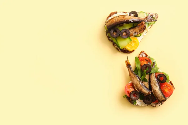 Вкусные Бутерброды Консервированными Копчеными Спретами Желтом Фоне — стоковое фото