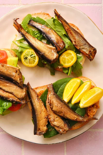 Assiette Sandwichs Savoureux Avec Sprats Fumés Conserve Sur Fond Tuiles — Photo