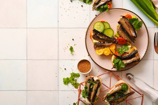 Bord Raster Van Smakelijke Sandwiches Met Ingeblikte Gerookte Sproeten Witte — Stockfoto