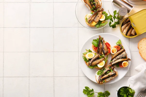 Platen Van Smakelijke Sandwiches Met Ingeblikte Gerookte Sproeten Witte Tegelachtergrond — Stockfoto