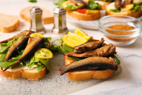 Lezzetli sandviçler ve masada tütsülenmiş makarnalar.