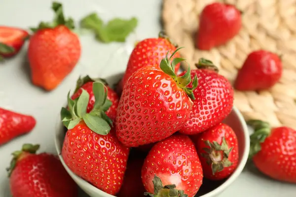Schüssel Mit Frischen Erdbeeren Auf Grauem Hintergrund — Stockfoto