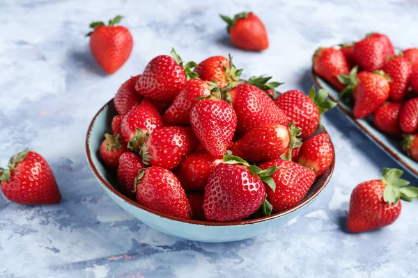 Schüssel Und Teller Mit Frischen Erdbeeren Auf Blauem Hintergrund — Stockfoto