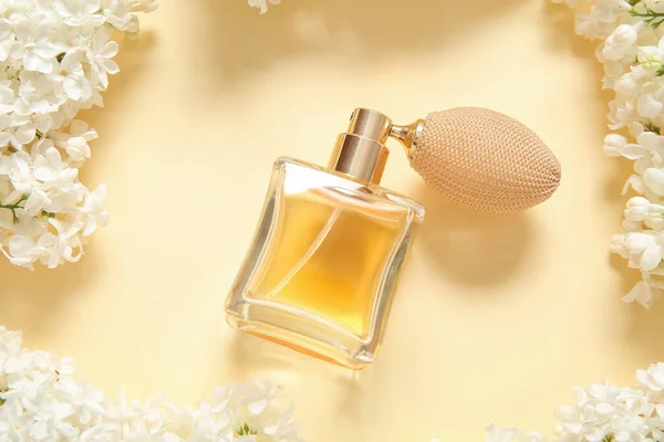Quadro Feito Com Belas Flores Lilás Garrafa Perfume Fundo Amarelo — Fotografia de Stock