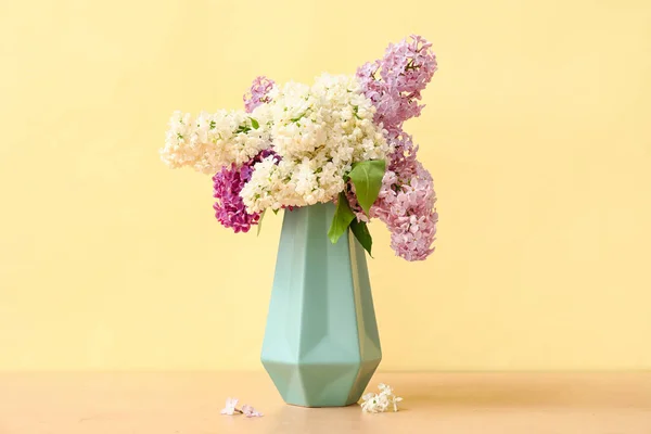 Beautiful Bouquet Lilac Flowers Vase Pale Yellow Background — Stock Photo, Image