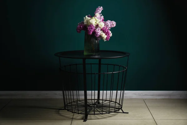 Vaso Belas Flores Lilás Perfumadas Mesa Perto Parede Verde Escura — Fotografia de Stock