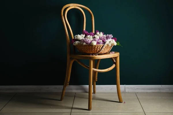 Cadeira Com Cesta Vime Belas Flores Lilás Perfumadas Perto Parede — Fotografia de Stock