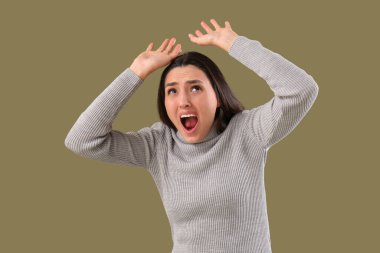 Renkli arka planda korkmuş genç kadın