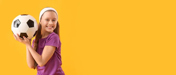 瘦小的小女孩拿着黄色背景的足球 上面有文字的空间 — 图库照片