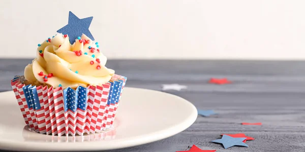 Smaklig Patriotisk Muffins Träbordet Amerikanska Självständighetsdagen — Stockfoto