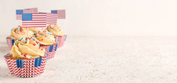 Smaklig Patriotiska Cupcakes Ljus Bakgrund Med Utrymme För Text Amerikanska — Stockfoto