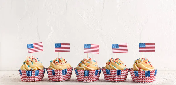 Chutné Vlastenecké Dortíky Bílém Pozadí Americký Den Nezávislosti — Stock fotografie