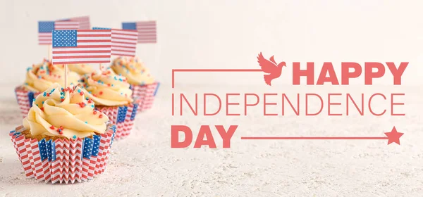 Lekkere Patriottische Cupcakes Met Usa Vlaggen Lichte Achtergrond Gelukkige Onafhankelijkheidsdag — Stockfoto