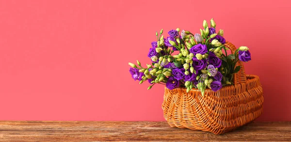 Kırmızı Duvarın Yanındaki Masada Güzel Eustoma Çiçekleri Olan Sepet Tasarım — Stok fotoğraf