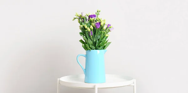 Vase Mit Schönen Eustoma Blumen Auf Dem Tisch Der Nähe — Stockfoto