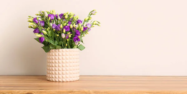 Wazon Pięknymi Kwiatami Eustoma Stole Przy Jasnej Ścianie Baner Projektowania — Zdjęcie stockowe