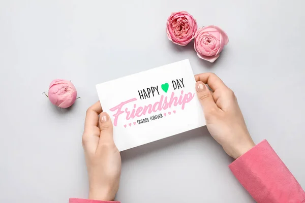 Weibliche Hände Halten Papier Mit Text Happy Friendship Day Und — Stockfoto