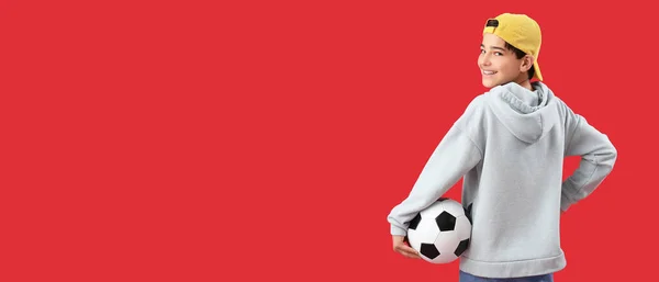 Kleiner Junge Hält Fußball Auf Rotem Hintergrund Mit Platz Für — Stockfoto