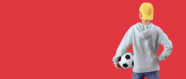 Malý Chlapec Drží Fotbalový Míč Červeném Pozadí Prostorem Pro Text — Stock fotografie