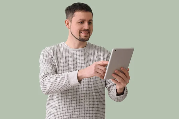 Hezký Muž Pomocí Tabletu Počítače Zeleném Pozadí — Stock fotografie