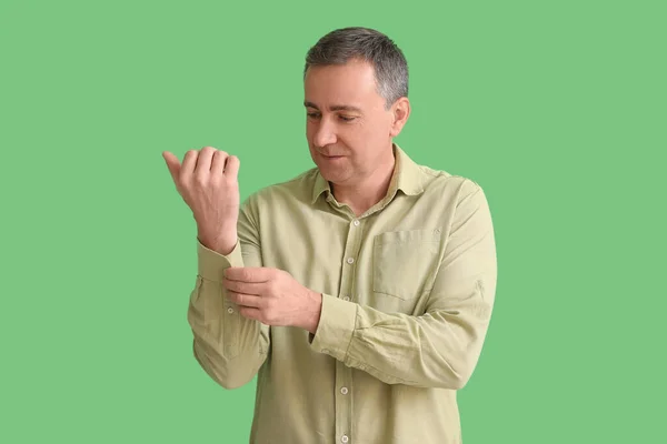 Mature Man Shirt Green Background — Stockfoto