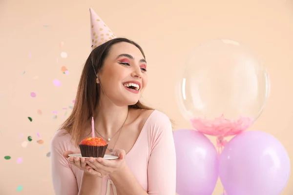 Schöne Frau Mit Cupcake Feiert Geburtstag Auf Beigem Hintergrund — Stockfoto