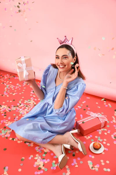 Щаслива Молода Жінка Подарунками День Народження Кексом Конфетті Рожевому Фоні — стокове фото