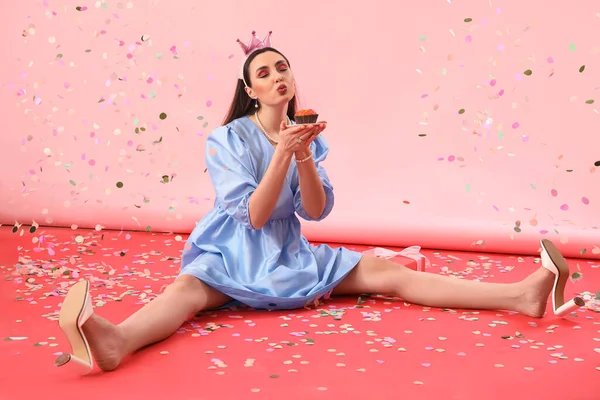 Mujer Joven Feliz Con Cupcake Cumpleaños Sobre Fondo Rosa — Foto de Stock