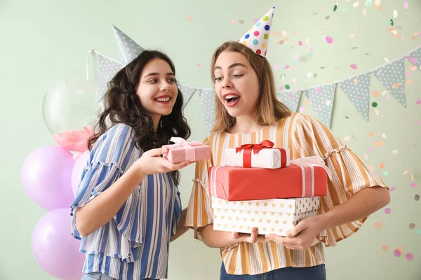 Glückliche Junge Frauen Mit Geschenken Zum Geburtstag Auf Grünem Hintergrund — Stockfoto