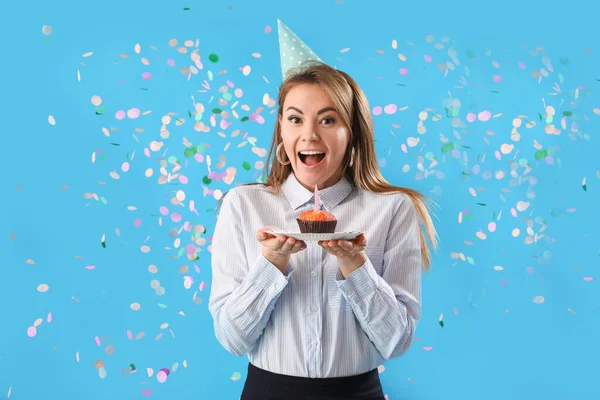 Schöne Geschäftsfrau Mit Muffin Feiert Geburtstag Auf Blauem Hintergrund — Stockfoto