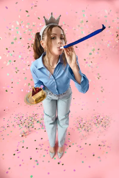 Mujer Joven Con Ventilador Fiesta Pedazo Pastel Cumpleaños Sobre Fondo —  Fotos de Stock