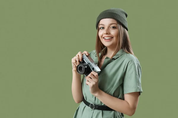 Modieuze Jonge Vrouw Met Vintage Fotocamera Groene Achtergrond — Stockfoto