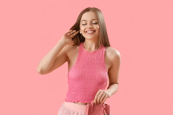 Modieuze Jonge Vrouw Roze Achtergrond — Stockfoto