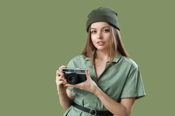 Modna Młoda Kobieta Klasycznym Aparatem Fotograficznym Zielonym Tle — Zdjęcie stockowe