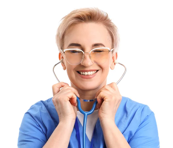 Dojrzała Pielęgniarka Stetoskopem Białym Tle — Zdjęcie stockowe